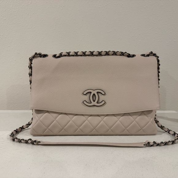 Quilted Cream Shoulder Bag • Pebbled Texture • Gunmetal Chain - Picture 2 of 16